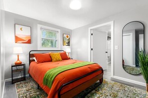 3 habitaciones, escritorio y tabla de planchar con plancha