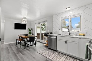 Jääkaappi, mikroaaltouuni, uuni, liesi