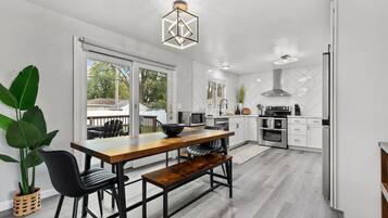 Frigorífic, microones, forn i placa de cuina