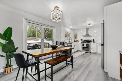 LAMBEAU|HotTub|5 MinWalk|Sleeps14|Firepit|Grill