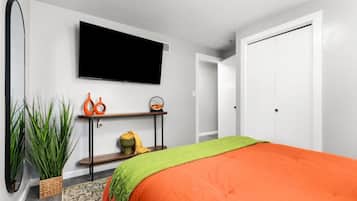 3 bedrooms, desk, iron/ironing board, travel cot