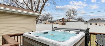 LAMBEAU|HotTub|5 MinWalk|Sleeps14|Firepit|Grill