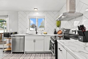 Een koelkast, een microgolfoven, een oven, een kookplaat