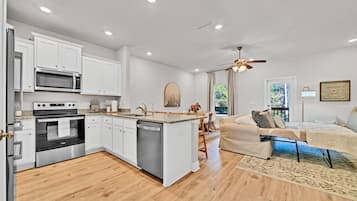 Microondas, horno, parrilla de estufa y lavavajillas