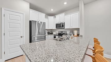 Microondas, horno, parrilla de estufa y lavavajillas