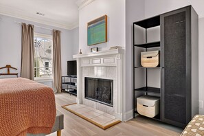 3 slaapkamers, een strijkplank/strijkijzer, gratis wifi, beddengoed