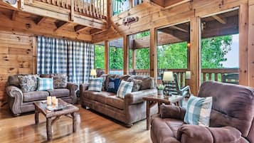 Smart TV, chimenea y futbolito