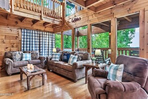 Smart TV, fireplace, table football - Beautiful Cozy Cabin Near Pigeon Forge with Hot Tub + Game Room + Amazing Views (Sevierville)