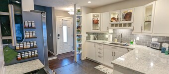 Large Family Gathering Home: Indoor Hot Tub! Sleeps 15