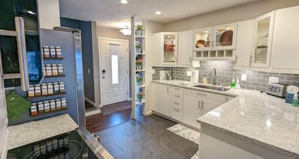 Large Family Gathering Home: Indoor Hot Tub! Sleeps 15