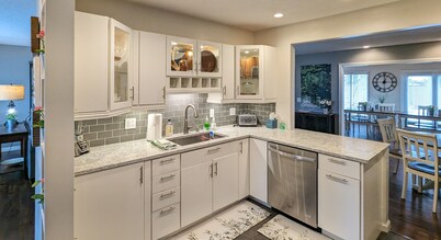 Large Family Gathering Home: Indoor Hot Tub! Sleeps 15