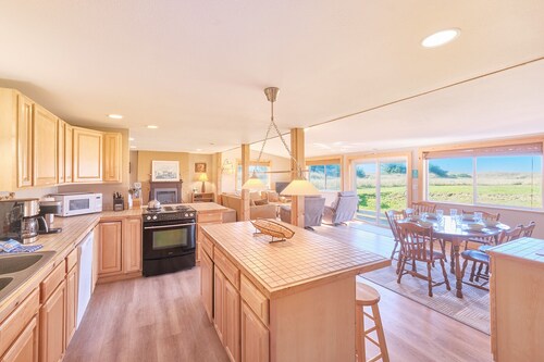 Hot Tub, Amazing Views, Ocean Front, Pets OK (Serenity)