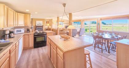 Hot Tub, Amazing Views, Ocean Front, Pets OK (Serenity)