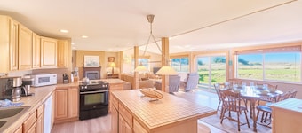 Hot Tub, Amazing Views, Ocean Front, Pets OK (Serenity)