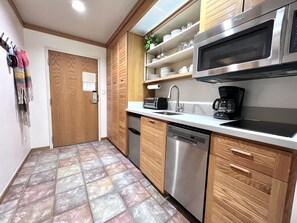 Réfrigérateur, micro-ondes, plaque de cuisson, lave-vaisselle