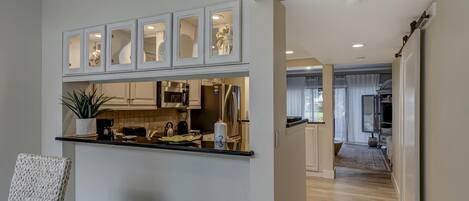 冰箱、微波炉、烤箱、炉灶