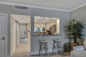 冷蔵庫、電子レンジ、オーブン、コンロ