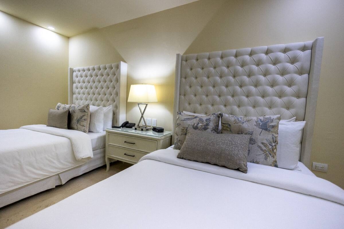Habitación Deluxe con 2 camas individuales | 1 habitación, muebles diferentes, wifi gratis y ropa de cama