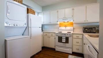 Frigorífico, microondas, horno y placa de cocina