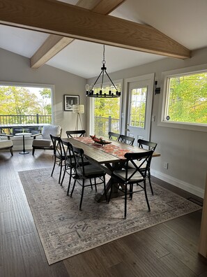 Dining - Cozy, stylish 4-season chalet with private beach access and walk to skiing! (Huntsville)