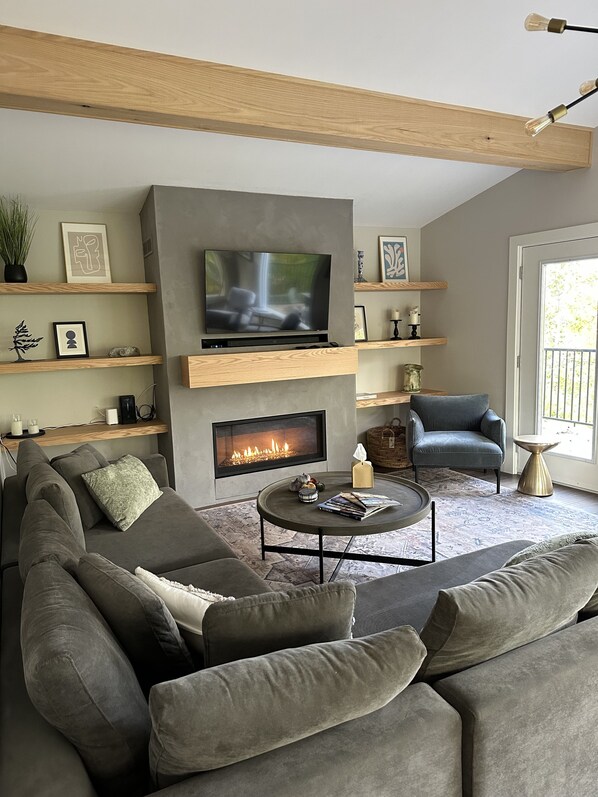 Living area - Cozy, stylish 4-season chalet with private beach access and walk to skiing! (Huntsville)