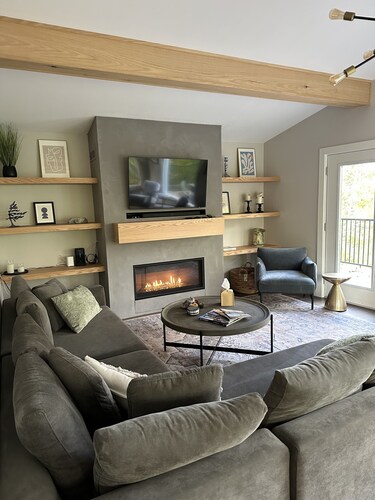 Cozy, stylish 4-season chalet with private beach access and walk to skiing!