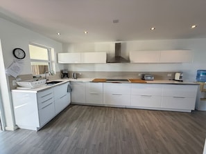 Jääkaappi, mikroaaltouuni, uuni, astianpesukone