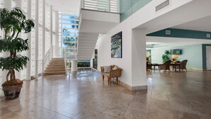 Un vaste espace intérieur comprenant un escalier, des sièges et des œuvres d’art.