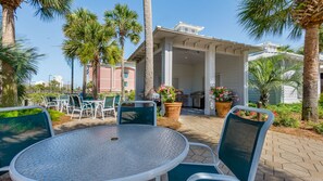 Outdoor dining - Spacious 2BR Condo, Pool, Close to Beach + Free Dolphin Cruise! (Destin)