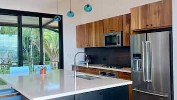 Jääkaappi, mikroaaltouuni, uuni, liesi