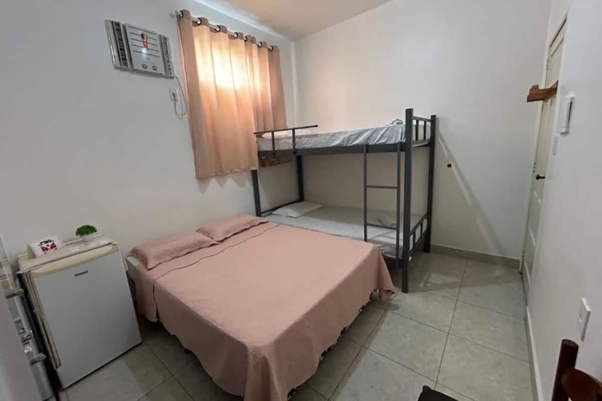 Camera con letto matrimoniale o 2 letti singoli | Ferro/asse da stiro, Wi-Fi gratuito
