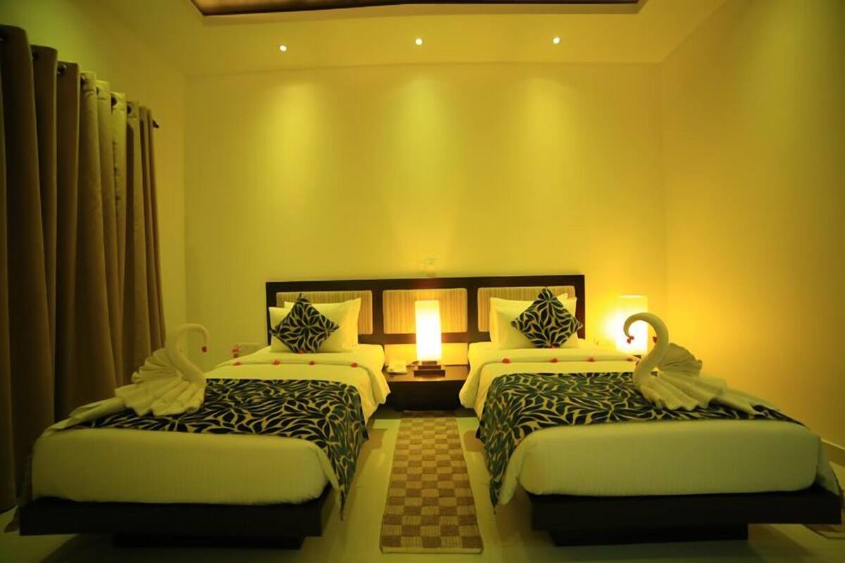 Deluxe Double or Twin Room | In-room safe, desk, laptop workspace, soundproofing