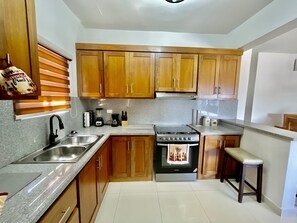 Geladeira, micro-ondas, fogão, lava-louças