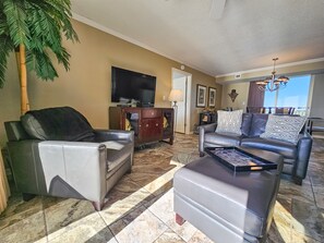 Fernseher, DVD-Player, Tischtennisplatte, Bücher