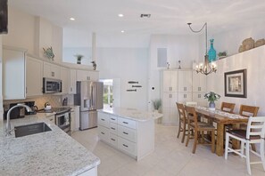 Private kitchen - ❤ Waterfront Oasis★Close to Beach★Heated Pool/Spa! (Marco Island)