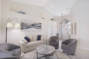 Living area - ❤ Waterfront Oasis★Close to Beach★Heated Pool/Spa! (Marco Island)