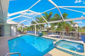 Pool - ❤ Waterfront Oasis★Close to Beach★Heated Pool/Spa! (Marco Island)