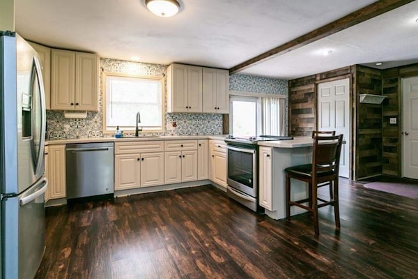 Een koelkast, een microgolfoven, een oven, een kookplaat