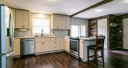 Beautiful ranch style home. Mountain View. 1 apartment. Hot tub. Chicken eggs.