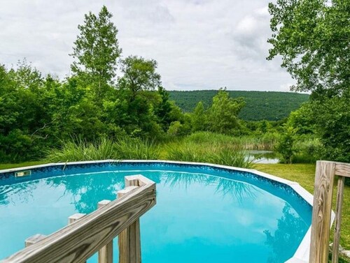 Beautiful ranch style home. Mountain View. 1 apartment. Hot tub. Chicken eggs.