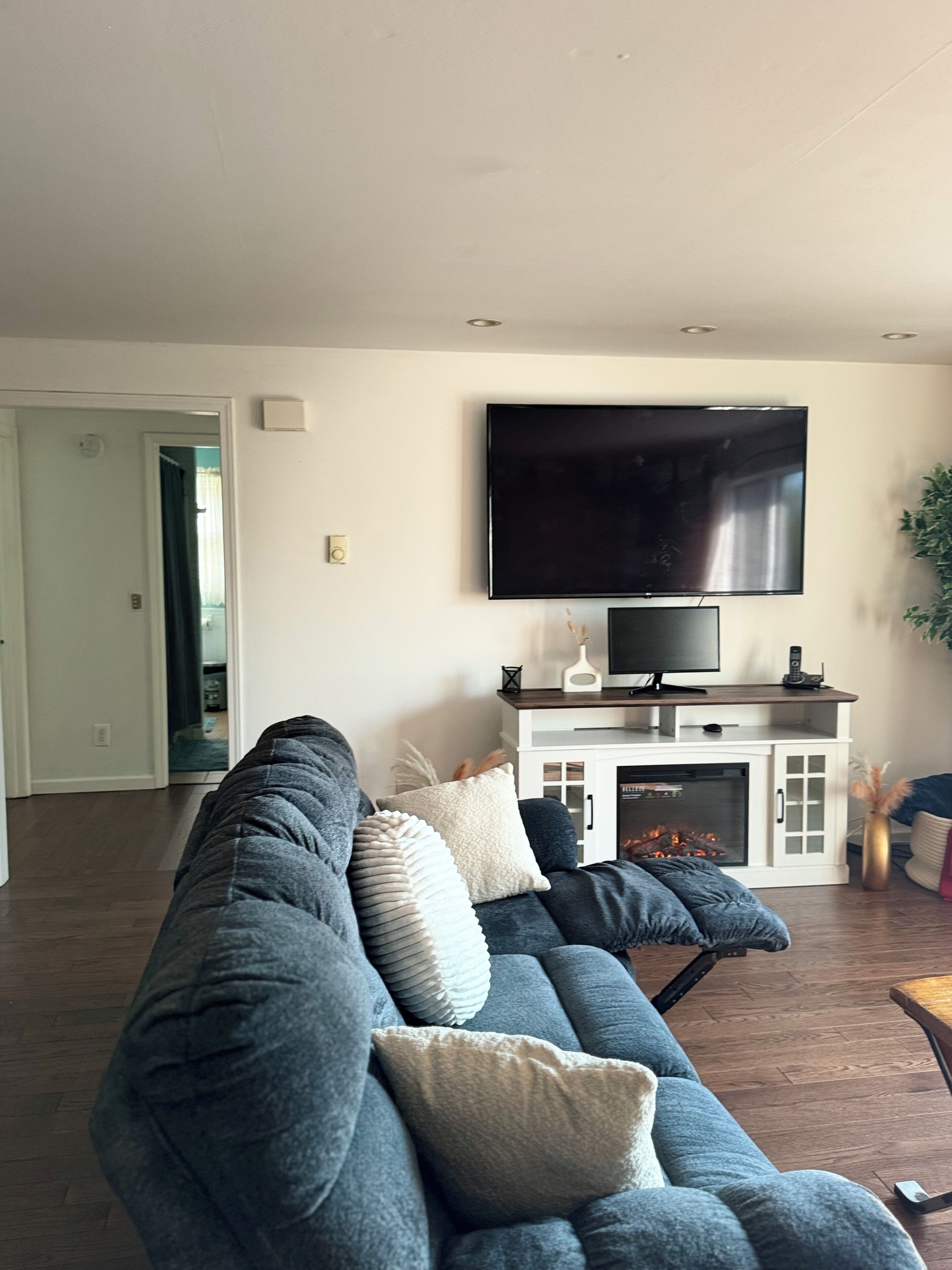 Smart-TV, Kamin, Bücher