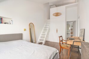 4 habitaciones, escritorio, tabla de planchar con plancha y wifi