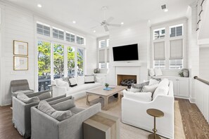 TV connectée, cheminée, chaîne hi-fi