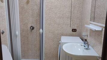 Doccia, asciugacapelli, bidet, asciugamani