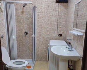 Douche, séchoir à cheveux, bidet, serviettes fournies