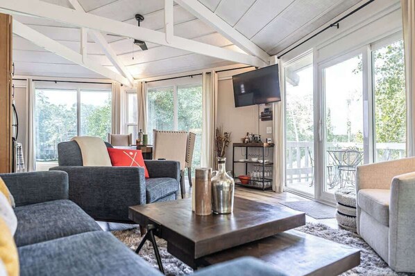 TV, offices - Treehouse Retreat on Pinehurst Golf Course (Pinehurst)