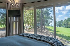 2 bedrooms, iron/ironing board, WiFi, bed sheets - Treehouse Retreat on Pinehurst Golf Course (Pinehurst)