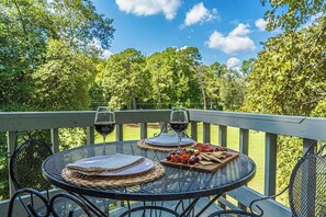Outdoor dining - Treehouse Retreat on Pinehurst Golf Course (Pinehurst)