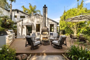 Terrace/patio - Montecito Bungalow-walking distance to lower village! (Montecito)