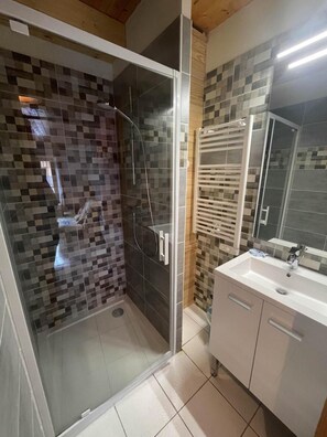 Bathroom - 100m from resort center, parking, television, 30m², Arêches-Beaufort (Beaufort)